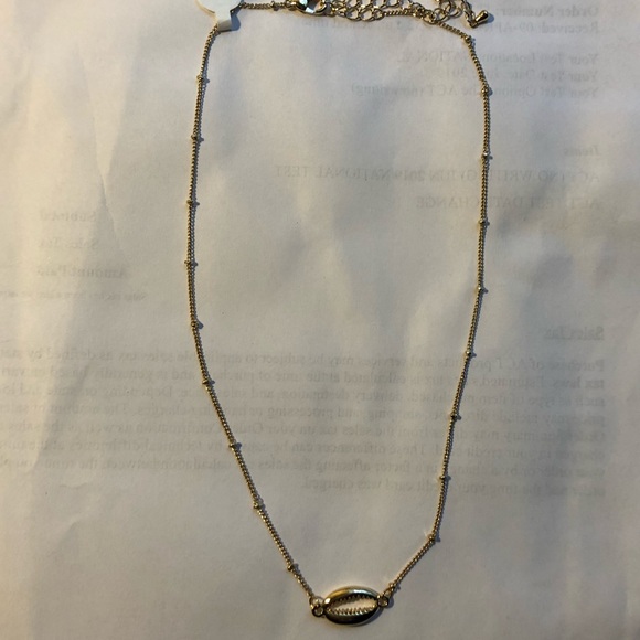 Urban Outfitters gold shell necklace - Picture 1 of 2